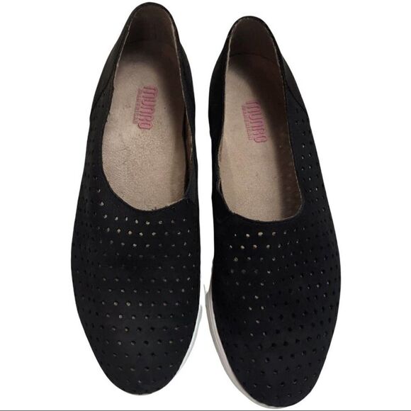 Munro Black Slip On Sneakers - Picture 1 of 11